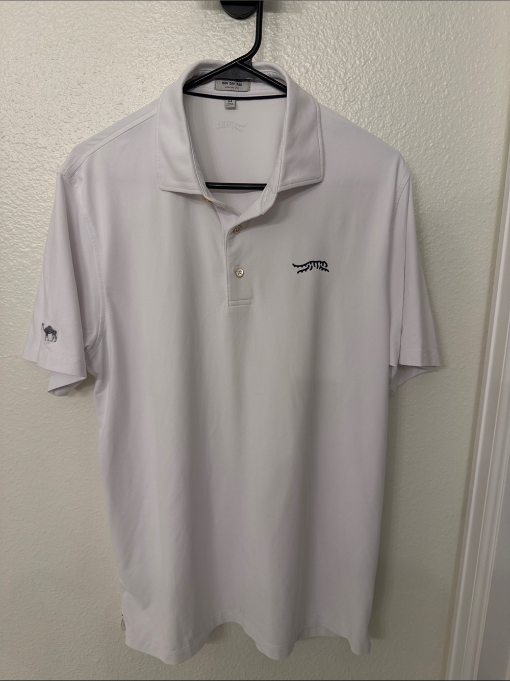 Sunday Red Tiger Woods Kissing Camels Golf Club Polo White Men’s M
